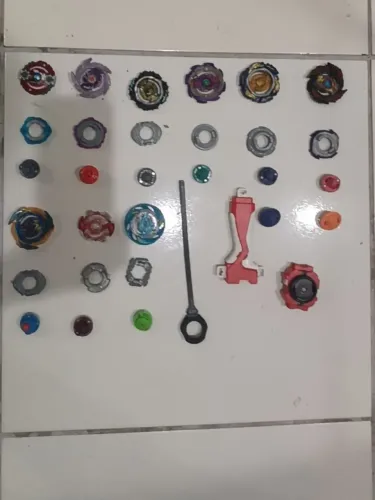 BEYBLADE TAKARA TOMY - CONJUNTO COMPLETO COM AS MAIS RARAS E FORTES