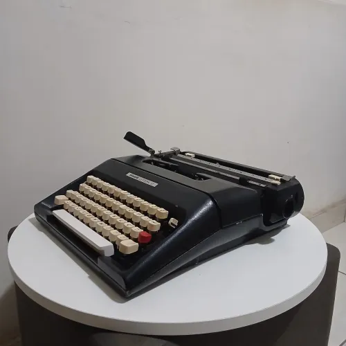 Máquina de escrever Olivetti Lettera 37