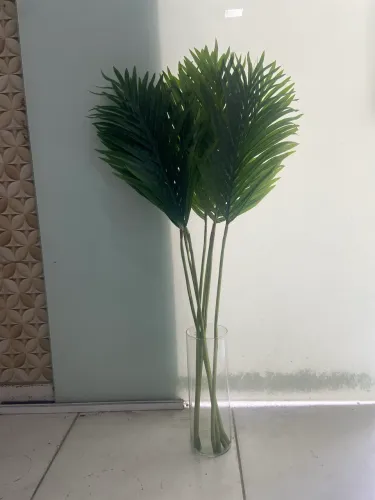 Arranjo com folhas de palmeira artificiais com vaso