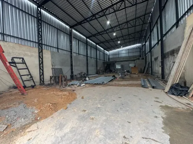Galpão 260m² em Obras c/ Escritório + Poço + Porta de Rolar e Acesso pra Carretas
