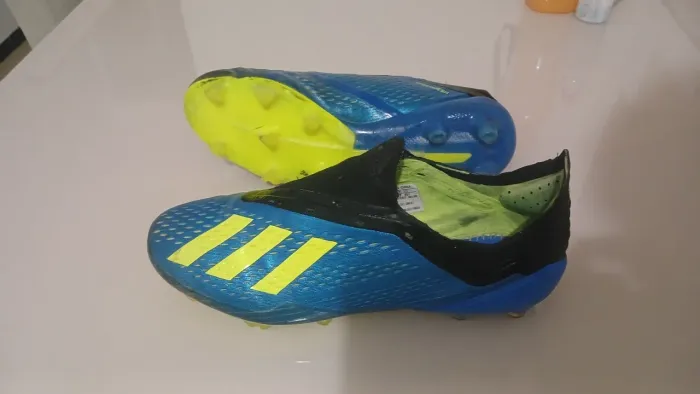 Chuteira Adidas .