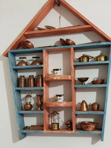 Vendo casa decorativa com utensílios em cobre