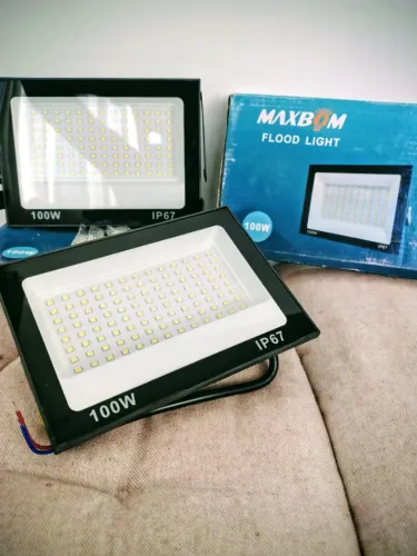 Refletor LED MAXBOM 100w branco frio IP67. ( Kit com duas unidades)