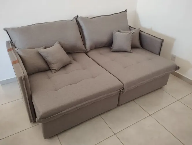 Sofá Retrátil Cama em Linho Cinza com almofadas