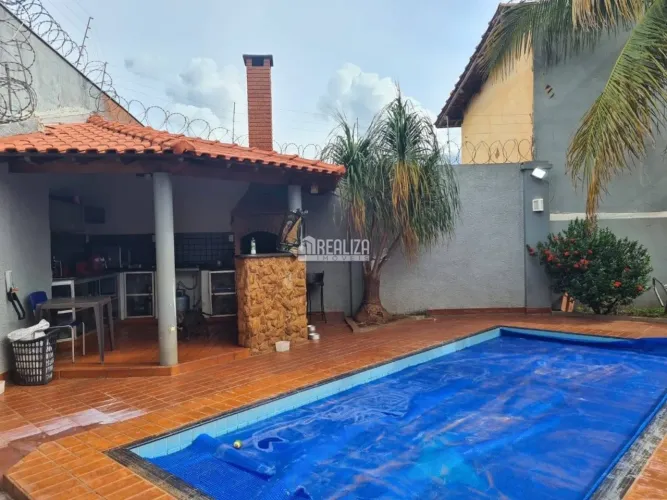 Vende-se casa de Alto Padrão no centro de Igarapava/SP - Imóvel com área de lazer completa