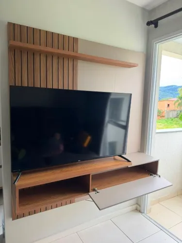 Painel / Estante Suspensa para TV com Ripado e Prateleira (SEM a TV)