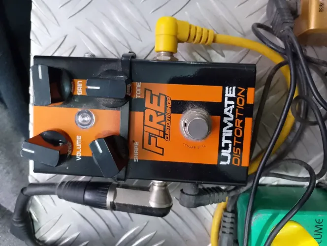 Vendo ou troco pedal fire ultimati distorção, troco por fonte,, afinador 