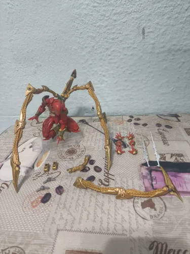 Iron Spider Homem Aranha Revoltech Amazing Yamaguchi (Pequeno Detalhe)