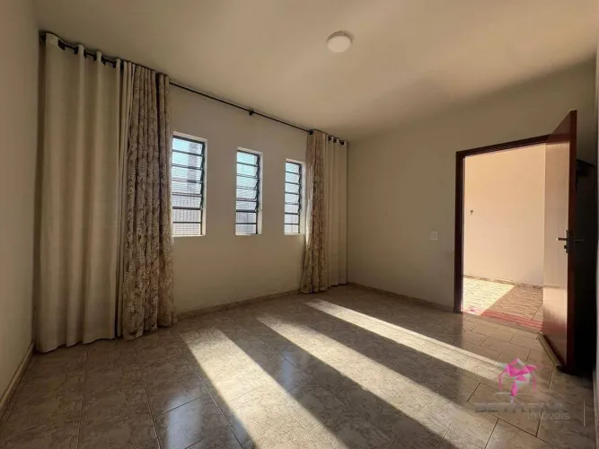 CASA À VENDA - EXCELENTE LOCALIZAÇÃO