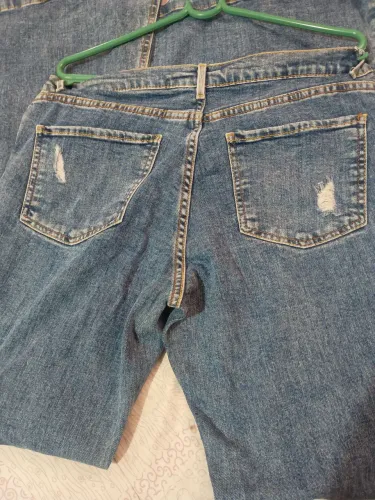 Vendo uma calça jeans,boca larga,modelo antigo,tamanho 40