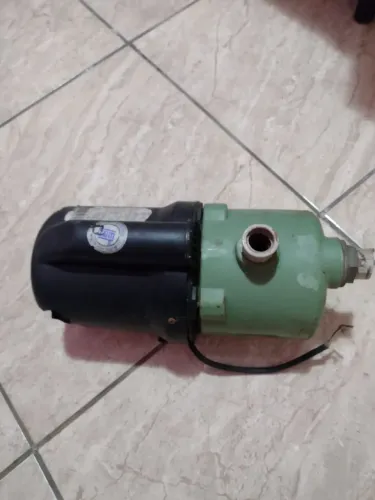 Bomba de poço externa semi nova