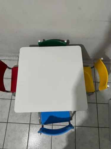 Vendo jogo de mesa e cadeiras infantis