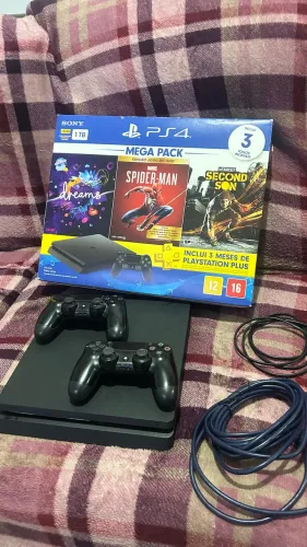 PLAYSTATION 4