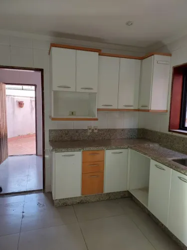 Cozinha em fórmica com balcão com granito e pia com Cuba dupla conforme foto