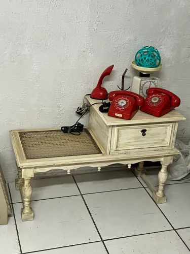 Mesinha de telefone antiguidade 