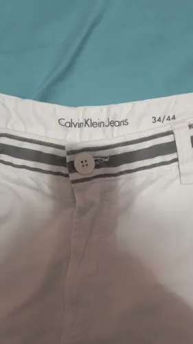 Vendo bermuda branca Calvin Klein, tamanho 44 sou de Taubaté e não entrego