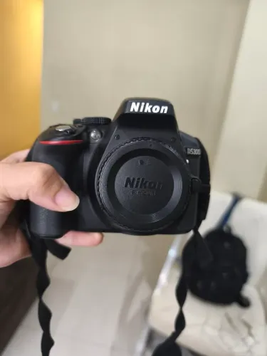 NIKON D5300 - KIT FOTOGRÁFICO COMPLETO - APENAS 4.219 DISPAROS