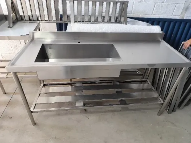 Pia Inox 1,10x0,60x0,90m com Prateleira Inferior Lisa ou Gradeada