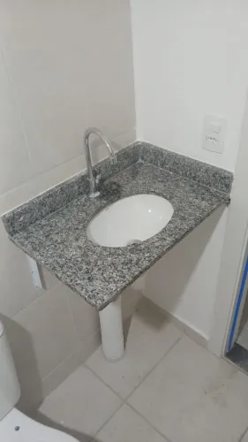 Pia de banheiro em granito, com 60x40, com cuba e torneira de metal inclusa. Ligue logo!