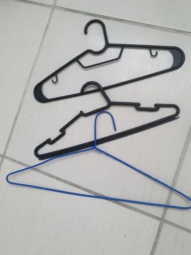 Três Cabides Plásticos e Práticos