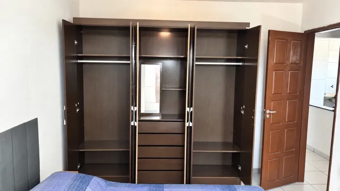 Guarda-Roupa 4 Portas com Espelho e Gavetas - Grande e Espaçoso