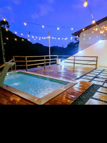 Chalé de Luxo c/ Banheira Hidro Privativa & Piscina | 5min da Rua do Lazer - DM e MF