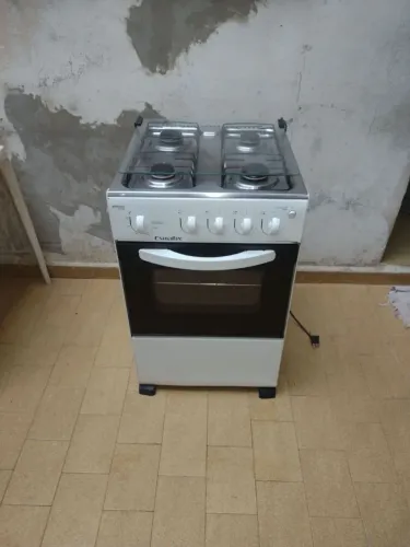 Fogão esmaltec automático funcionando tudo bem conservado e limpo.