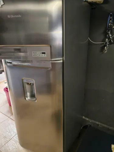 Geladeira Eletrolux inox com Dispenser