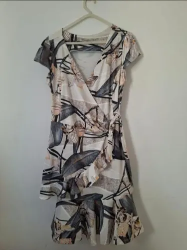Vestido envelope curto com amarração estampa floral bege