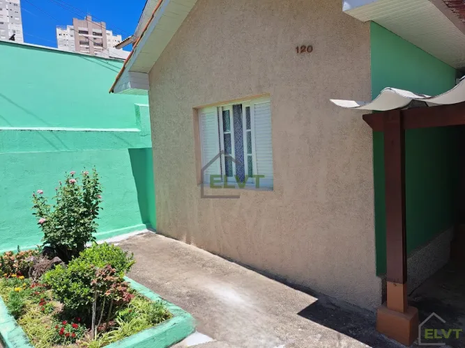 Casa à Venda na Vila Yara Osasco | 2 Quartos, 3 Vagas e Casas de Fundo.