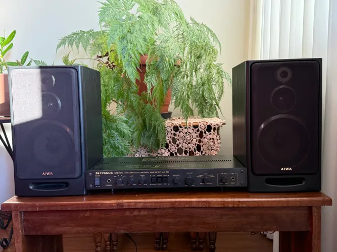 Som Cygnus AC-200 com caixas acústicas AIWA