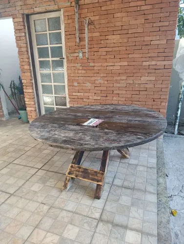Mesa redonda madeira 140x140 tampo de (carretel industrial) bem firme e pronta para uso