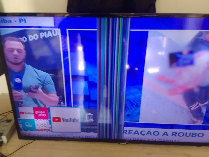 VENDO SMART TV DE 40 COM LISTRA NO MEIO MAS DA PRA ASSISTIR *9/// *02