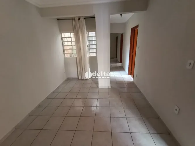 Casa residencial com 3 quartos disponível para locação no bairro Centro em Uberlândia-MG