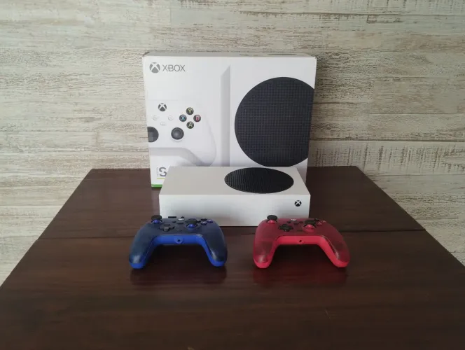 Xbox Series S em excelente estado + 2 controles