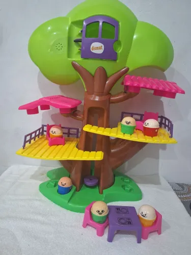 Casinha na árvore de brinquedo educativa dismat com bonecos