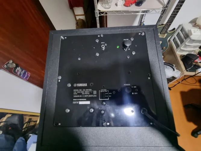Subwoofer amplificado Yamaha KS-SW100 na caixa