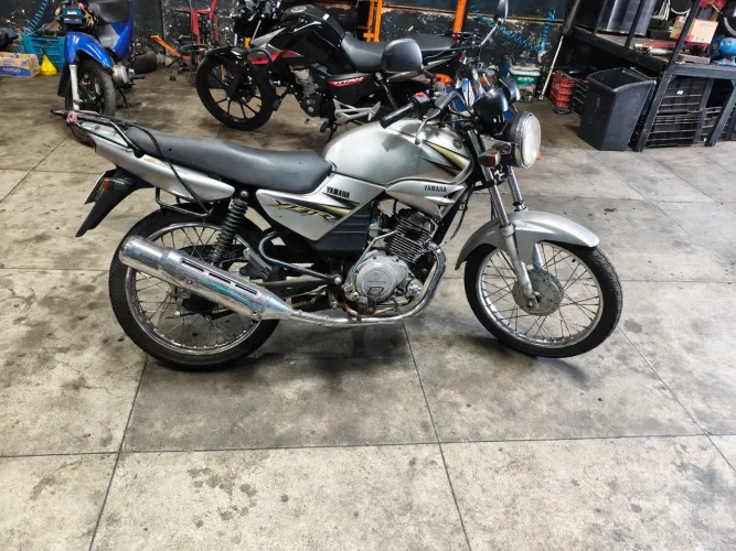 YBR 125 prata bem conservada