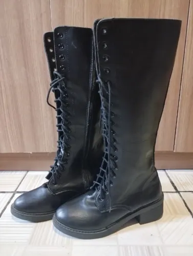 Bota cano alto com cadarço 37