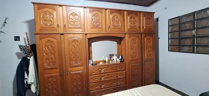 Guarda-Roupa Compacto em Madeira Maciça com Espelho (2,30 m x 1,16 m)