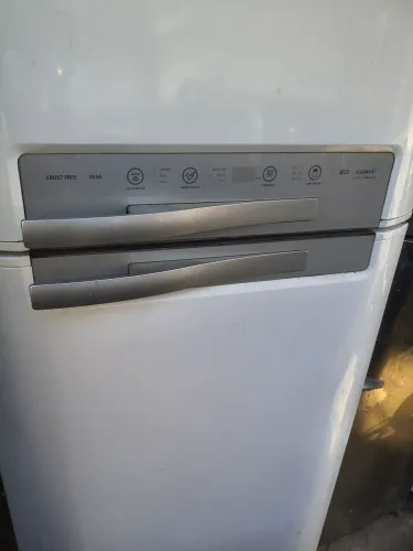Geladeira Electrolux Frost Free df47 muito espaçosa ,