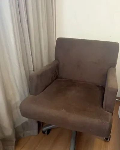 Poltrona marrom com rodinhas, giratória, tecido aveludado