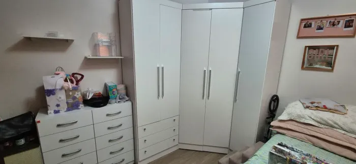 Quarto Completo com Roupeiro Canto Clouset 
