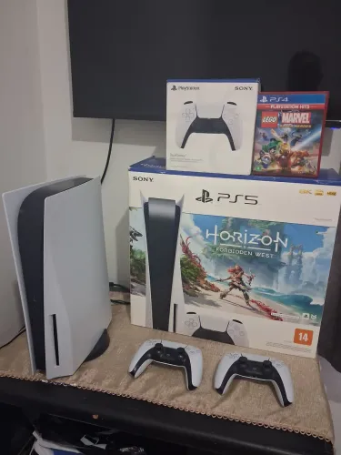 Vendo PS5 seminovo com três jogos e com dois controles