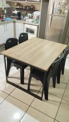Mesa com quatro cadeiras