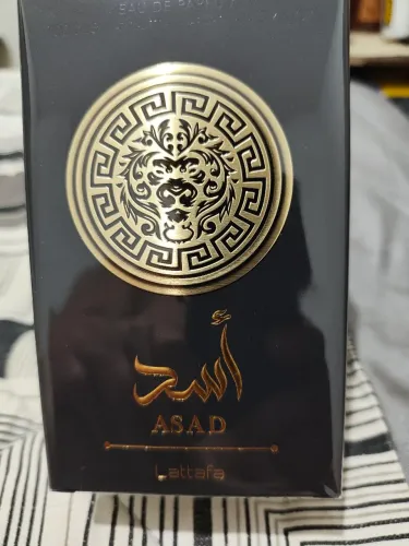 perfume da foto é o Lattafa Asad Eau de Parfum (100 ml), um dos perfumes.. PERFUME