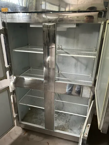 Geladeira inox industrial 4 portas muito nova.
