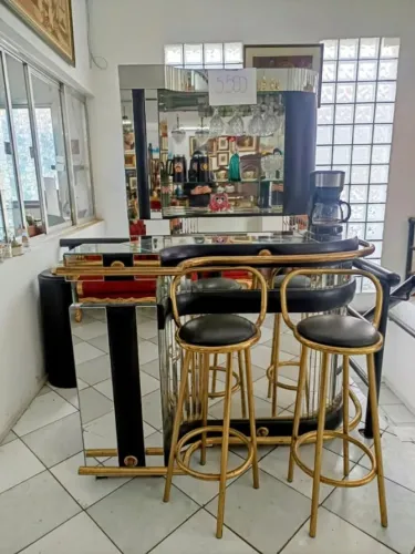 Lindo Barzinho para residencia completo com duas banquetas, RARIDADE
