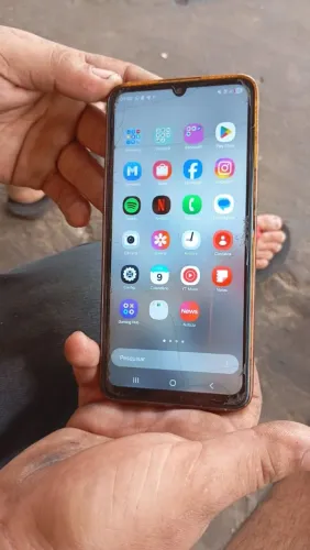 Celular semi novo Samsung com caixa e nota fiscal com 1 mês de uso