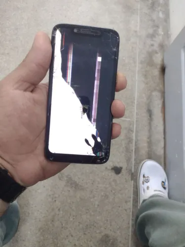 Vendo celular Motorola com tela quebrada, mais está funcionando tudo ok